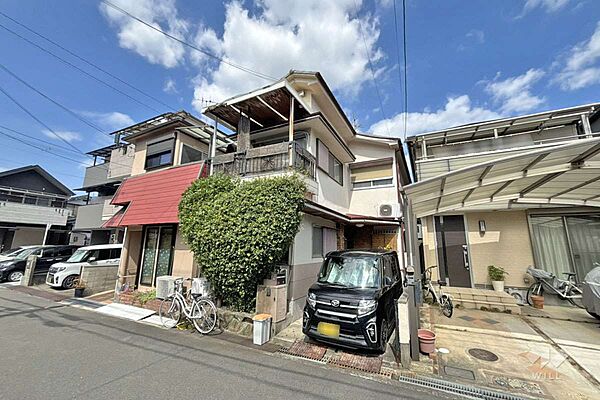 物件（南西側から）［2026年8月4日撮影］建築条件のない土地なので、お好きなハウスメーカー、工務店でご建築いただけます！現況古家付きのため、再建築の際は建物の取り壊しが必要です。