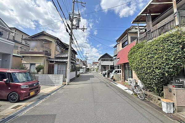 物件の西側前面道路（南側から）［2026年8月4日撮影］大阪モノレール本線「南摂津駅」徒歩14分！平坦地のため、自転車での移動もスムーズ！