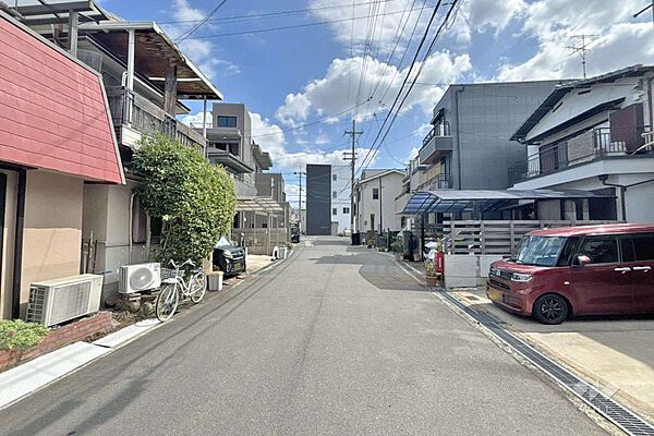 物件の西側前面道路（北側から）［2026年8月4日撮影］鳥飼北小学校徒歩11分、第二中学校徒歩6分！コンビニやスーパー等買い物施設も徒歩圏内に揃う便利な立地！