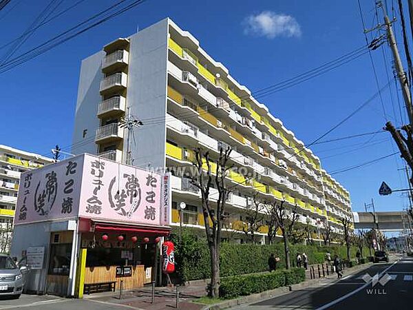 阪急東奈良高層住宅F棟の外観（南西側から）全室洋室仕様の3LDK！6帖洋室と5.4帖洋室はLDKと隣接しており、家族と顔を合わせる機会が増えます！