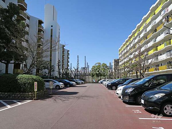 敷地内駐車場（屋外平面式）平面式の駐車場は車の出し入れがスムーズ！中央環状線が近くを走っており、車での移動が便利な立地！最新の空き状況につきましてお問い合わせください！