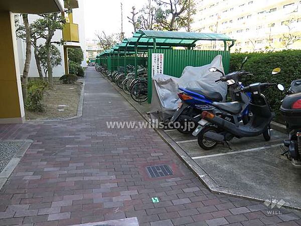 駐輪場はサイクルポート付きで自転車が雨晒しになりません。平坦地のため、自転車での移動も便利！最新の空き状況につきましてはお問い合わせください。