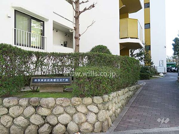 敷地の出入り口。5階部分、南向き住戸につき採光、通風良好！各居室に収納があり、居住空間をより広く確保できます！