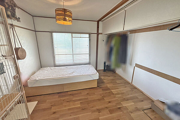 北側洋室約5.0帖［2026年8月4日撮影］家具のレイアウトがしやすい形状の居室です。お好きな空間にしていただけます！