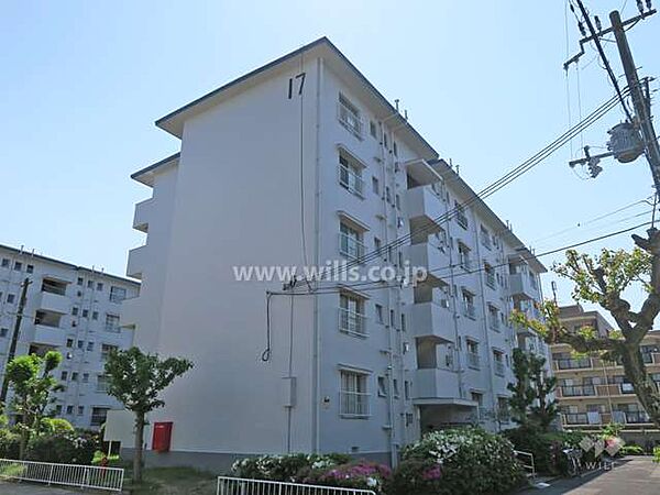 平田住宅17号棟の外観（北東側から）コンビニやスーパー、ドラッグストア等買い物施設が徒歩10分圏内に揃う便利な立地！