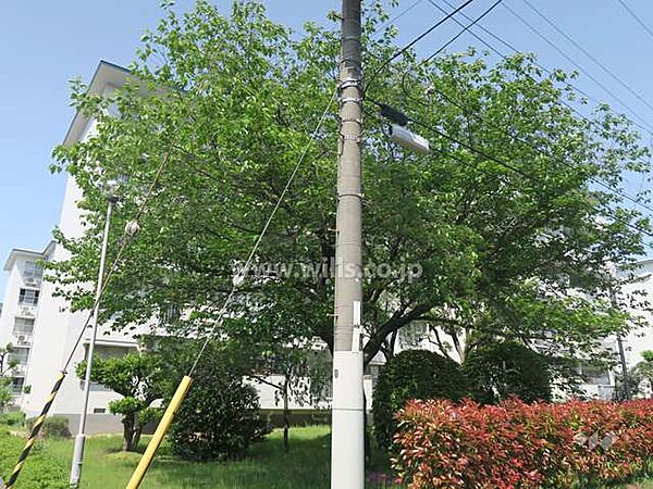 平田住宅17号棟の外観（南西側から）「平田一丁目」バス停徒歩4分！バス乗車で阪急京都線「茨木市駅」、東海道本線「茨木駅」へのアクセススムーズ！