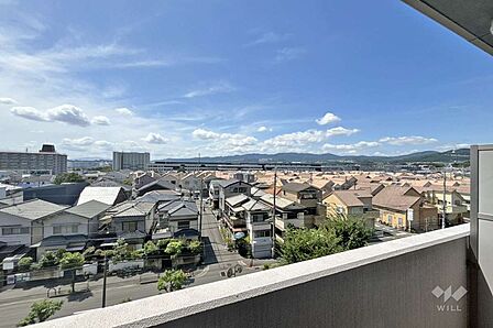 バルコニーからの眺め（北西方向）［2026年8月10日撮影］高い建物がなく、開放的な眺望です！時には外気に触れ、リフレッシュするのもいいですね！