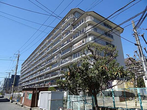 ローレルハイツ茨木1号棟（南東側から）全室洋室仕様の3LDK！収納力豊富で居住空間をより広く確保できます！家族が集うLDKは15帖！隣接する洋室と繋げて使うことも可能！