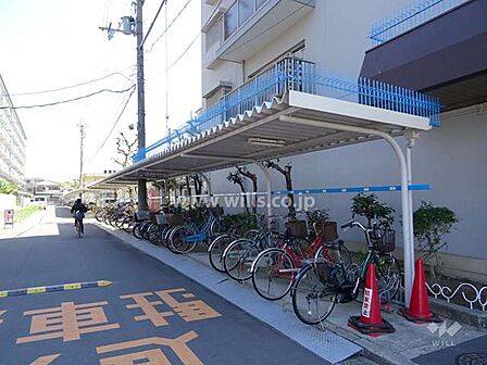 自転車置場はラック式で区割りされています。サイクルポート付きで自転車が雨晒しになりません。最新の空き状況につきましてはお問い合わせください。