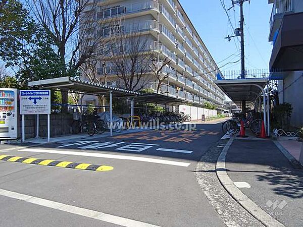駐車場出入り口。総戸数279戸の大規模マンション！教育施設が買い物施設が徒歩圏内に揃う便利な立地！