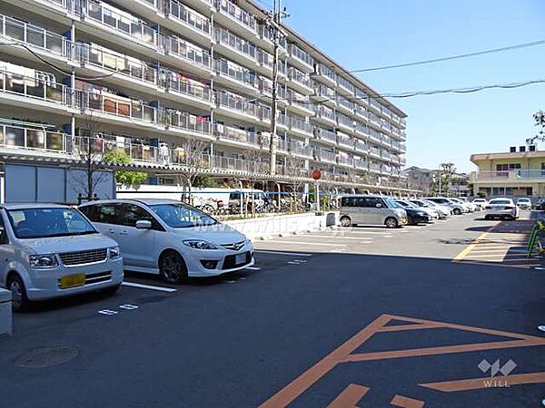 敷地内駐車場（屋外平面式）平面式の駐車場は車の出し入れがスムーズ！最新の空き状況につきましてはお問い合わせください。