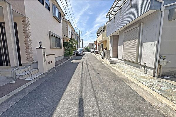 物件の南側前面道路（東側から）［2026年8月10日撮影］