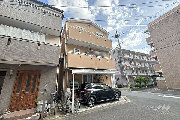 物件の外観（北側から）［2026年8月11日撮影］駐車スペースはカーポート付き！お車が雨晒しになりません。中央環状線や産業道路が近くを走っており、車での移動が便利な立地！