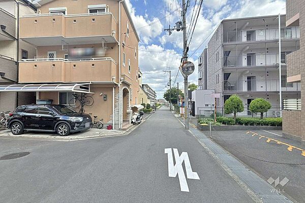 物件の南西側前面道路（北西側から）［2026年8月11日撮影］分譲地内のため前面道路の交通量が少ないです！周辺は平坦地のため、自転車での移動もスムーズ！