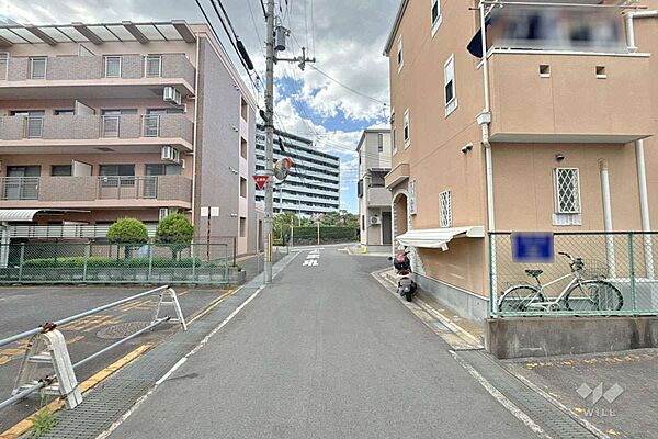 物件の南西側前面道路（南東側から）［2026年8月11日撮影］コンビニやスーパー、ドラッグストア等買い物施設が徒歩10分圏内に複数あり！