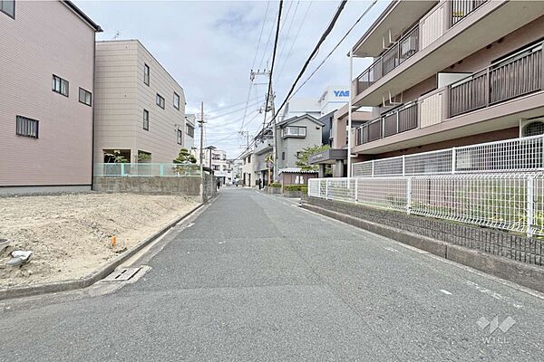 物件の北側前面道路（東側から）［2026年8月17日撮影］複数沿線利用可能の好立地！阪急京都線、大阪モノレール本線「南茨木駅」徒歩11分、東海道本線「千里丘駅」徒歩19分！