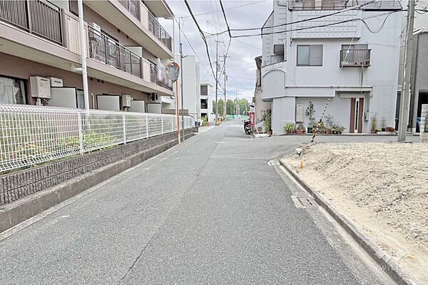 物件の北側前面道路（西側から）［2026年8月17日撮影］中央環状線が近くを走っており、車での移動が便利な立地！インターチェンジへのアクセスもスムーズ！