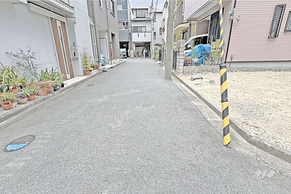 物件の東側前面道路（北側から）［2026年8月17日撮影］周辺は平坦地のため、自転車での移動もスムーズ！買い物施設回りが楽しめそうです！