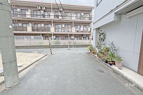 物件の東側前面道路（南側から）［2026年8月17日撮影］コンビニやスーパーなど買い物施設が徒歩10分圏内に揃う便利な立地！