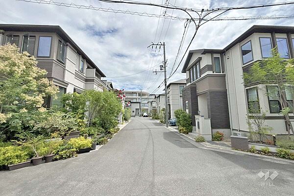 物件の北側前面道路（西側から）［2026年8月15日撮影］太田小学校徒歩13分、太田中学校徒歩12分！公園や市民プールが近く、子育てがしやすい住環境！
