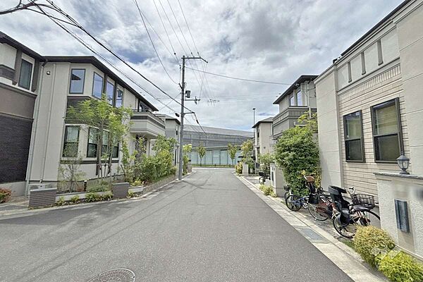 物件の西側前面道路（北側から）［2026年8月15日撮影］周辺は平坦地のため、自転車での移動もスムーズ！買い物施設回りが楽しめそうです！