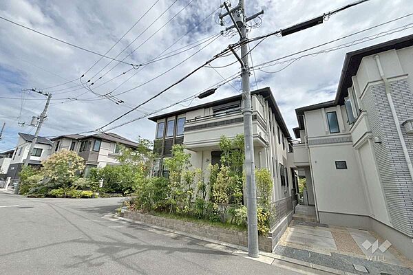物件の外観（南西側から）［2026年8月15日撮影］敷地面積約33坪！延床面積107.64平米！ゆとりあるお住まいです。お気軽にお問い合わせください！