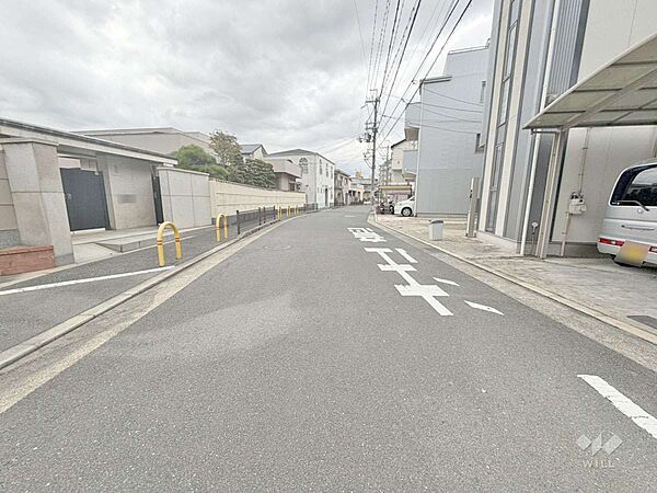 物件の南西側前面道路（南東側から）［2026年8月17日撮影］三宅柳田小学校、第三中学校徒歩14分！公園も近くにあり、子育てがしやすい住環境！