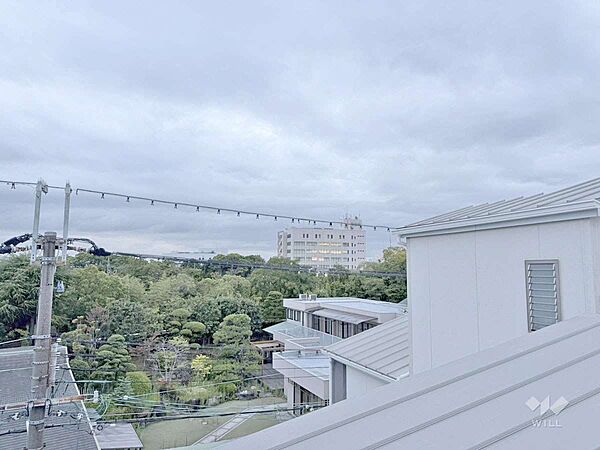 屋上からの眺め（北西方向）［2026年8月17日撮影］西には大正川、南には安威川が流れており、河川敷ではお散歩やジョギングを楽しむことができます！