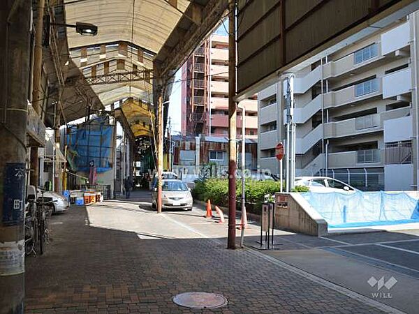 敷地北側の前面道路。教育施設が買い物施設が徒歩10分圏内に揃う便利な立地！2026年10月室内フルリフォーム実施！お気軽にお問い合わせください！