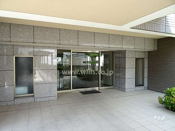 エントランス。茨木小学校徒歩4分、養精中学校徒歩7分！子育て複合施設「おにくる」徒歩9分！子育てがしやすい住環境です！