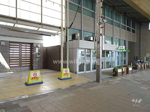 エントランスは商店街に面しており、雨の日のお買い物も楽しめます！商店街にはスーパーやドラッグストア、飲食店等が揃っています！マンション1階部分は銀行が入っています。
