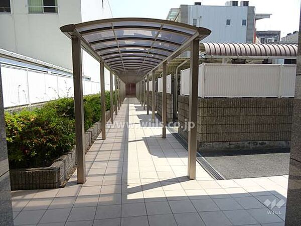商店街のエントランスから続く通路。全室洋室仕様の3LDK！角住戸につき2面バルコニー！センターインのプラン！全居室収納、SICあり！