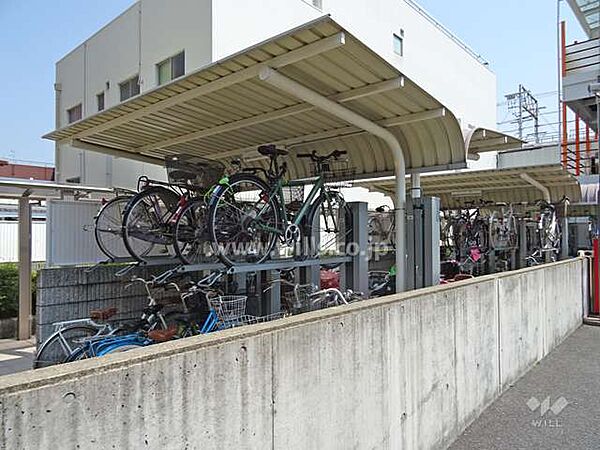 駐輪場は2段ラック式で、サイクルポート付きです。周辺は平坦地のため、自転車での移動がスムーズ！最新の空き状況につきましてはお問い合わせください。