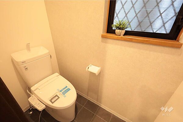 トイレ［2026年8月20日撮影］トイレにも窓あり！水回りが集約されており、家事がしやすいお住まいです。