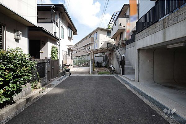 物件の前面道路（側から）［2026年8月20日撮影］太田小学校徒歩6分、太田中学校徒歩9分！幼稚園や公園も近くにあり、子育てがしやすい住環境！