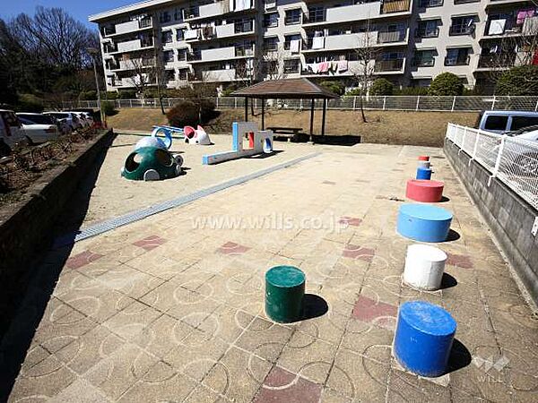 茨木郡山A住宅内には2カ所に公園（遊び場）があります。郡山小学校徒歩3分！お子様も思いっきり体を動かすことができます！