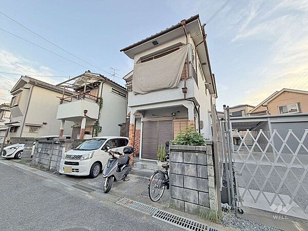 物件の外観（北側から）［2026年8月20日撮影］洗面室はDKと隣接しており、家事がしやすいお住まい！室内廊下部分が少なく、居住空間を広く確保した造り！