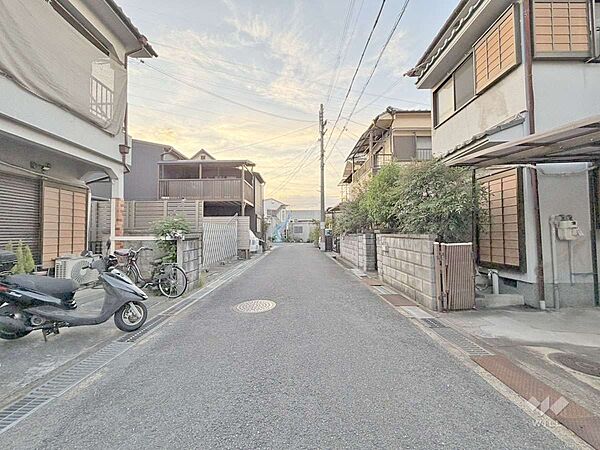 物件の北東側前面道路（南東側から）［2026年8月20日撮影］1台分の駐車スペース有！車での移動が便利な立地！周辺は平坦地のため、自転車での移動もスムーズ！