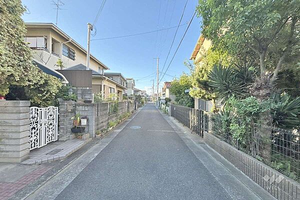 物件の西側前面道路（南側から）［2026年8月20日撮影］中津小学校徒歩3分、東中学校徒歩12分！阪急京都線「茨木市駅」徒歩13分！駅までに道のりは平坦です！