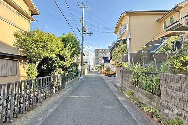 物件の西側前面道路（北側から）［2026年8月20日撮影］イオン新茨木徒歩6分！周辺はその他買い物施設や飲食店も充実しています！