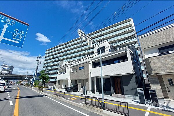 プレサンスロジェ摂津の外観（南側から）8階部分、南西向き住戸につき採光、通風、眺望良好！全室洋室仕様の3LDK！リビング、ダイニング部分には床暖房完備！