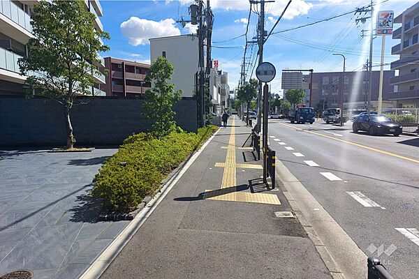 エントランス前にバス停があります。スーパーやコンビニが徒歩10分圏内！マンション北東側には大正川が流れており、河川敷ではお散歩やジョギングを楽しむことができます！