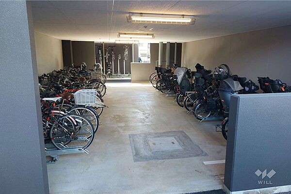 駐輪場は屋内でラック式で区割りされています！周辺は平坦地のため、自転車での移動もスムーズ！最新の空き状況につきましてはお問い合わせください。