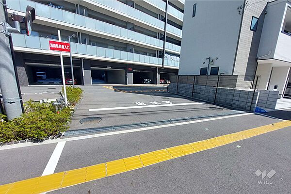 駐車場の出入口。中央環状線が近くを走っており、車での移動が便利な立地！インターチェンジへのアクセスもスムーズ！駐車場の最新の空き状況につきましてはお問い合わせください。
