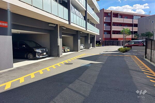 敷地内駐車場（屋内平面式・屋外平面式）平面式の駐車場は車の出し入れがスムーズ！最新の空き状況につきましてはお問い合わせください。
