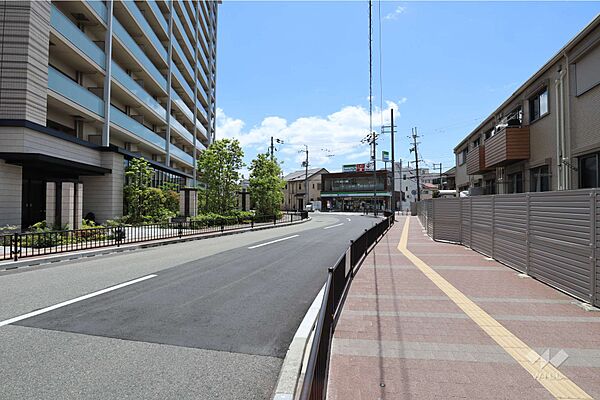 敷地西側の前面道路