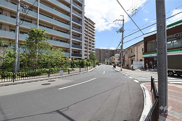 敷地西側の前面道路