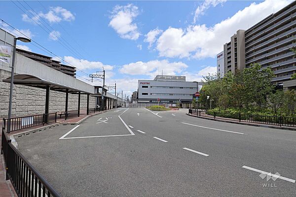 敷地北側の前面道路（JR総持寺駅の駅前ロータリー）