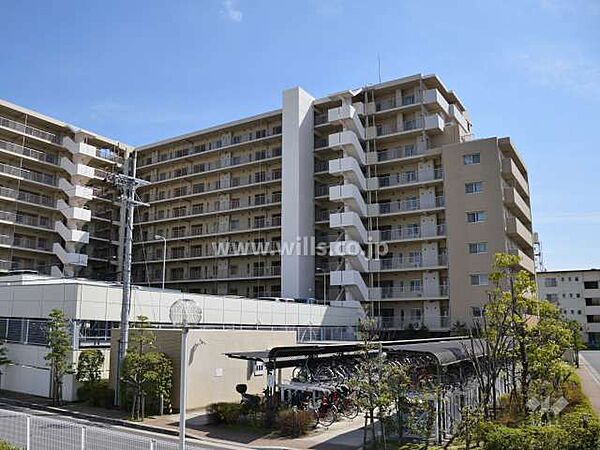 メロディーハイムハーティアの外観(南西側から)東海道本線「茨木駅」徒歩14分！駅周辺は買い物施設や飲食店が充実しています！