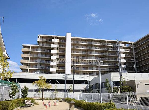 メロディーハイムハーティアの外観(西側から)春日丘小学校徒歩7分、西中学校徒歩6分！周辺は病院や公園が点在しており、子育てがしやすい住環境！